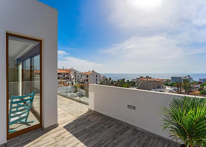 Fabulous Contemporary 5 Bedroom With Private Heated Pool, Sleeps Max 13 Кальяо-Сальвахе