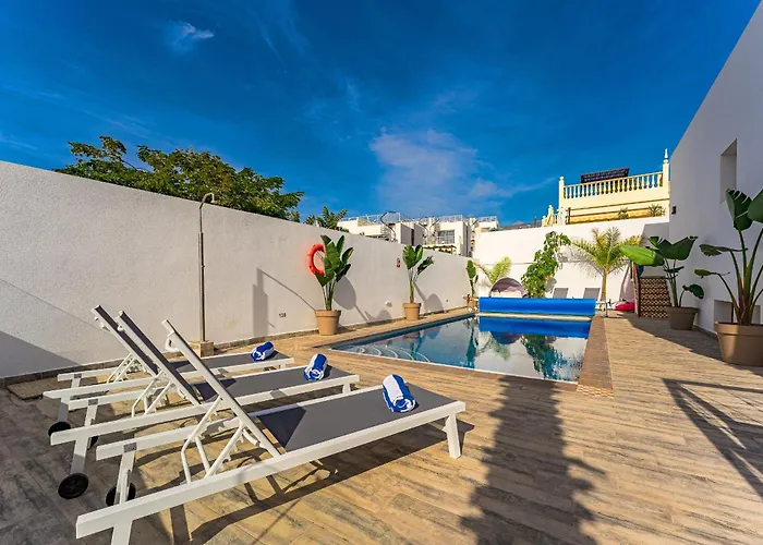 Fabulous Contemporary 5 Bedroom With Private Heated Pool, Sleeps Max 13 Вилла *