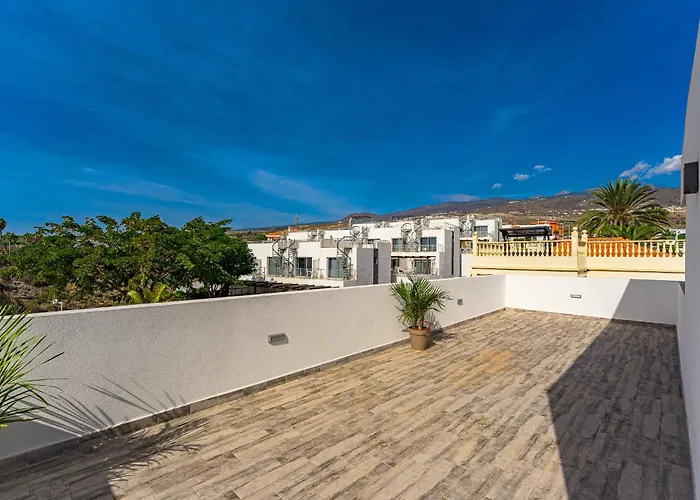 Fabulous Contemporary 5 Bedroom With Private Heated Pool, Sleeps Max 13 Кальяо-Сальвахе