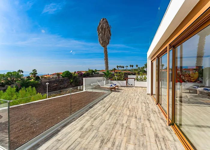 Вилла Fabulous Contemporary 5 Bedroom With Private Heated Pool, Sleeps Max 13 *