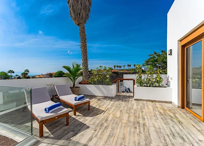 Fabulous Contemporary 5 Bedroom With Private Heated Pool, Sleeps Max 13 Вилла *