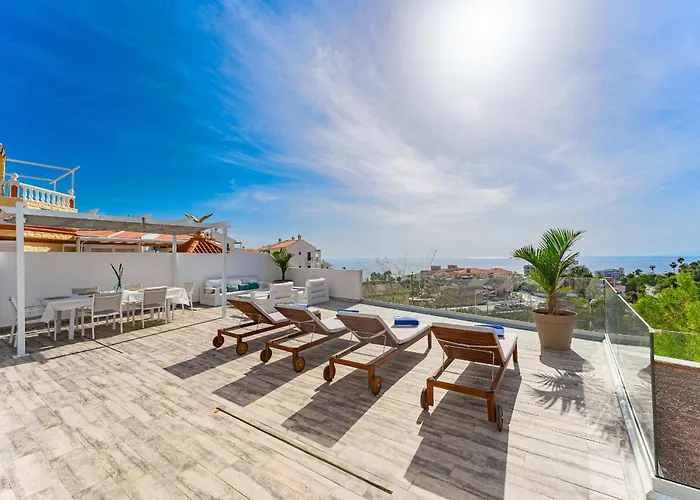 Fabulous Contemporary 5 Bedroom With Private Heated Pool, Sleeps Max 13 * Кальяо-Сальвахе